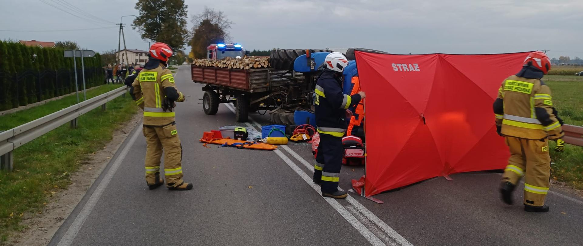 Wypadek 2 samochodów osobowych i ciągnika rolniczego z przyczepą w miejscowości Narzym
