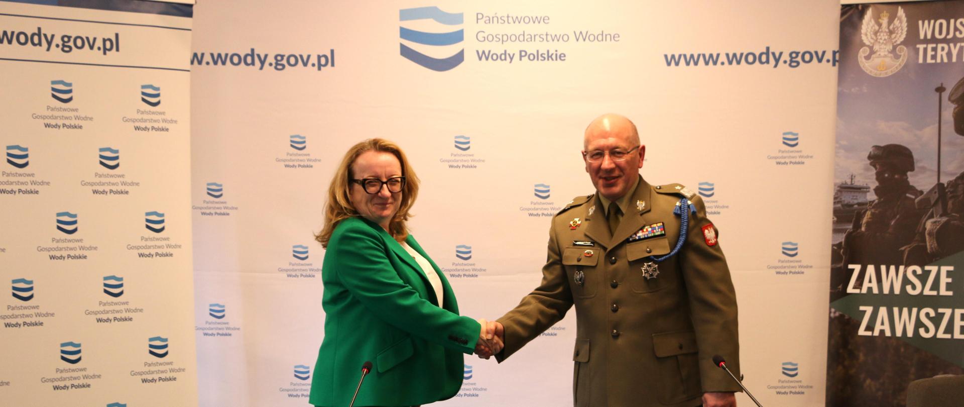 Prezes Wód Polskich Joanna Kopczyńska i generał Krzysztof Stańczyk zawarli porozumienie w sprawie współpracy Wód Polskich i Wojsk Obrony Terytorialnej