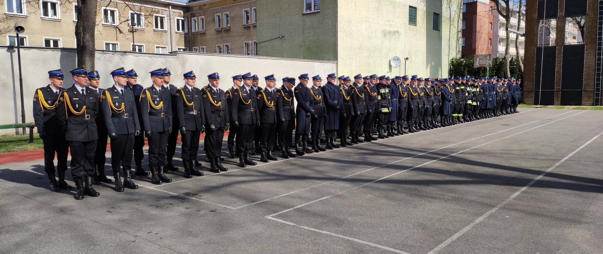 Zdjęcie przestawia funkcjonariuszy Kompanii Reprezentacyjnej Komendy Wojewódzkiej PSP w Białymstoku podczas treningu z musztry