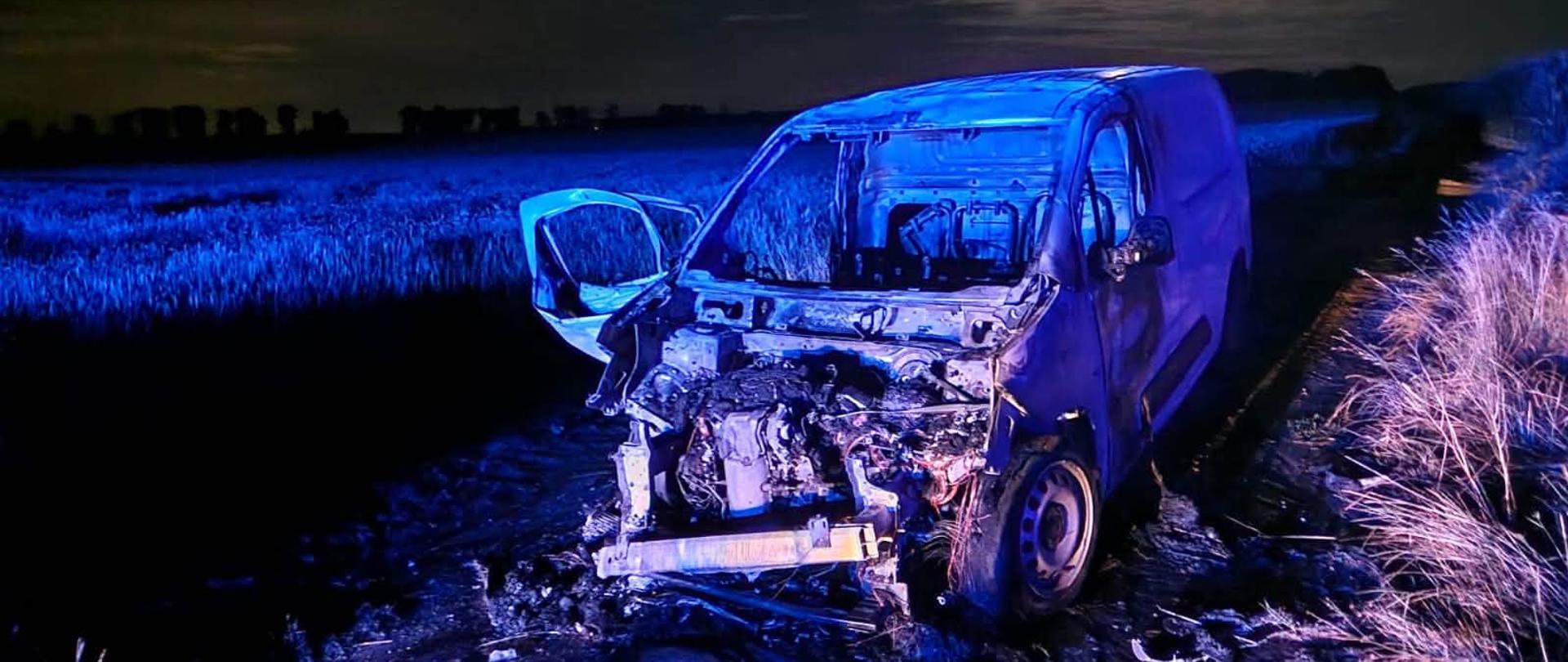 Zdjęcie przedstawia spalony samochód