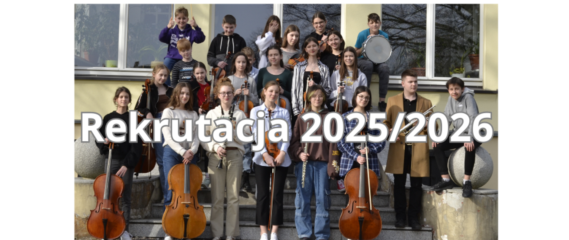 Zdjęcie kolorowe. Grupa uczniów z instrumentami na tle budynku szkoły. Na pierwszym planie biały napis o treści "Rekrutacja 2025/2026".