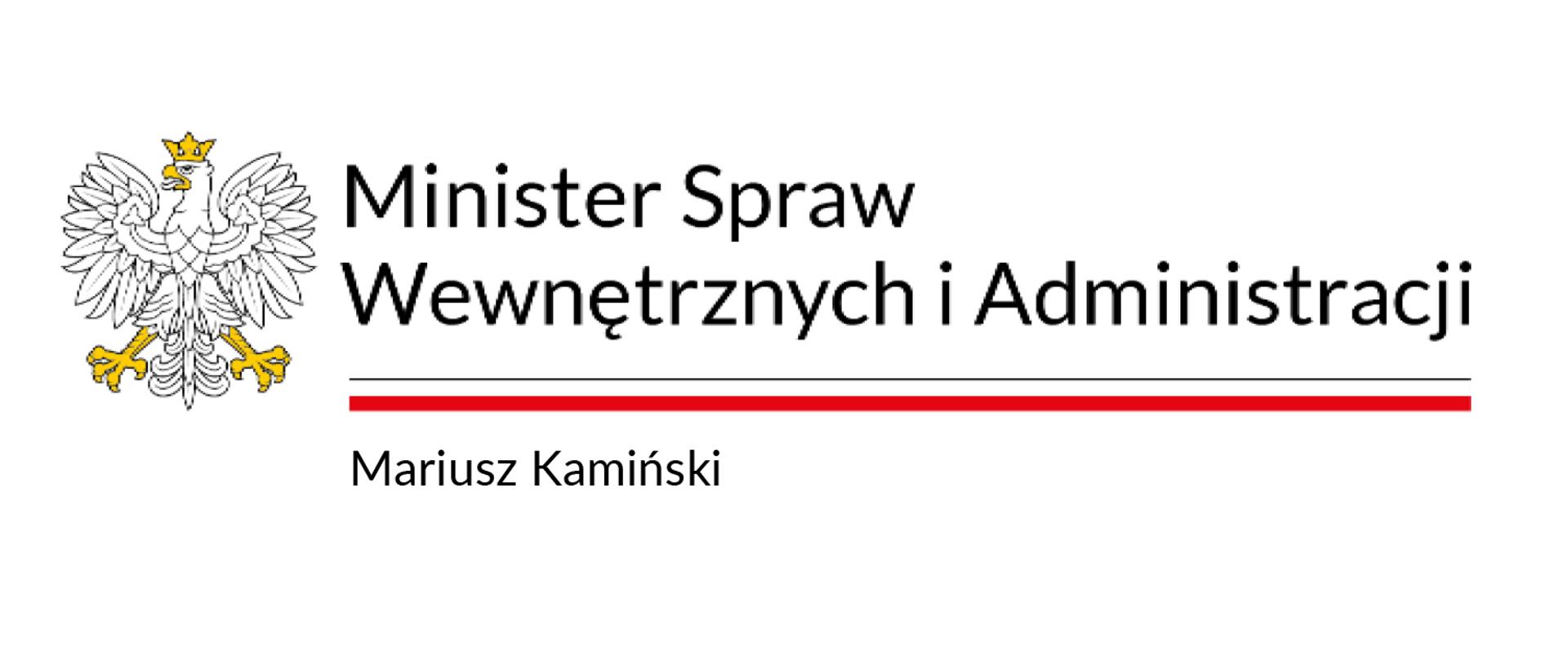 Minister Spraw Wewnętrznych i Administracji Mariusz Kamiński
Funkcjonariuszki i Funkcjonariusze Państwowej Straży Pożarnej,
Druhny i Druhowie Ochotniczych Straży Pożarnych,
Pracownicy Cywilni PSP,
tegoroczne Święta Bożego Narodzenia i zbliżający się Nowy Rok 2023 skłaniają do podsumowań i refleksji.
Wszyscy widzieliśmy Wasze zaangażowanie w pomoc walczącej z rosyjską agresją Ukrainie. Przekazywaliście ukraińskim strażakom sprzęt, który uratował wiele
istnień. To piękny przykład solidarności. Pamiętamy też strażackie wsparcie dla Straży Granicznej w związku z kryzysem migracyjnym na granicy polsko-
białoruskiej. Kiedy podjęliśmy decyzję o prewencyjnej dystrybucji jodku potasu, dzięki profesjonalizmowi Strażaków tabletki dotarły do wszystkich polskich samorządów.
Każdego dnia angażujecie się w pomoc drugiemu człowiekowi. Jesteście wszędzie tam, gdzie pojawia się zagrożenie, zwykle jako pierwsi ruszacie do działania. Dziękuję Wam za tę niezwykle wymagającą służbę i wierność rocie strażackiej przysięgi.
Nasze myśli zmierzają już w kierunku Świąt Bożego Narodzenia, radosnego czasu, który spędzamy w gronie najbliższych. Gromadzimy się przy wigilijnym stole z dala od codziennych trosk i obowiązków. Wielu spośród Was spędzi te wyjątkowe dni dbając o nasze bezpieczeństwo. Myślami będziecie jednak ze swoimi Bliskimi, którym również przekazuję wyrazy najwyższego uznania za wsparcie, które Wam okazują. Życzę, aby nadchodzące Święta przyniosły Państwu spokój i wiele wzajemnej życzliwości.
Z poważaniem M. Kamiński