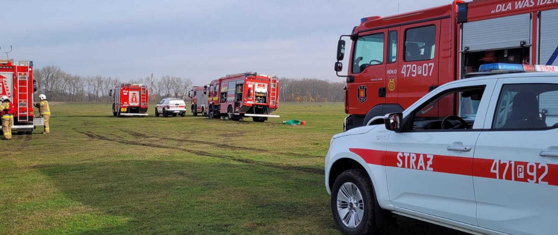 Zdjęcie przedstawia samochody ratowniczo-gaśnicze