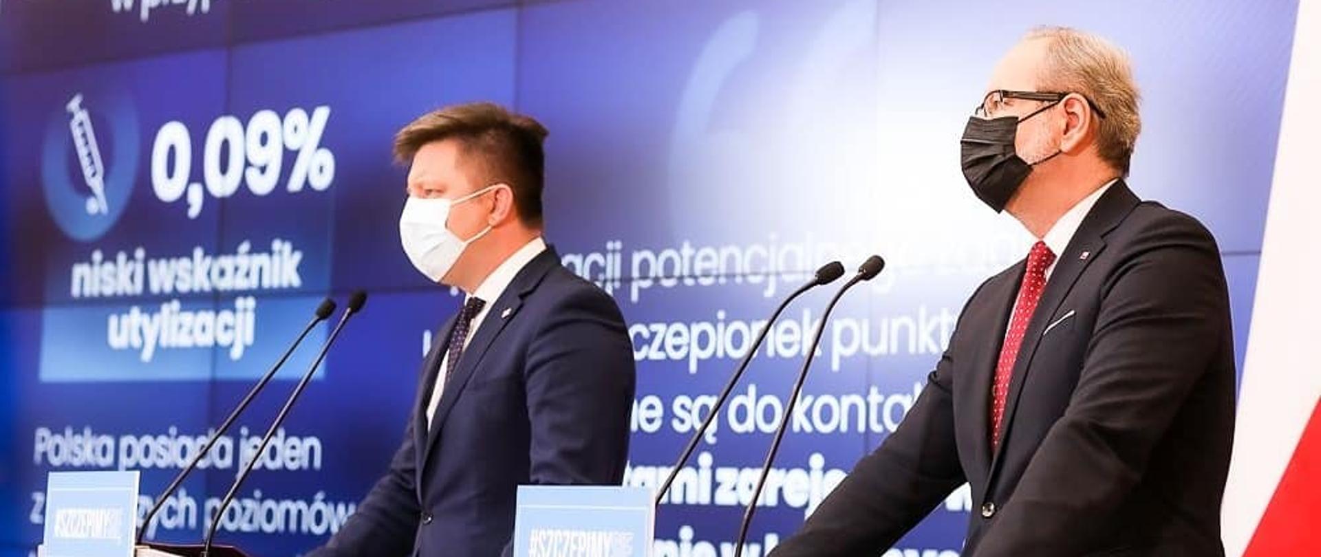 Minister Michał Dworczyk i Minister Adam Niedzielski - konferencja z dnia 09 kwietnia 2021, w tle prezentacja z niskim wskaźnikiem utylizacji szczepionek.