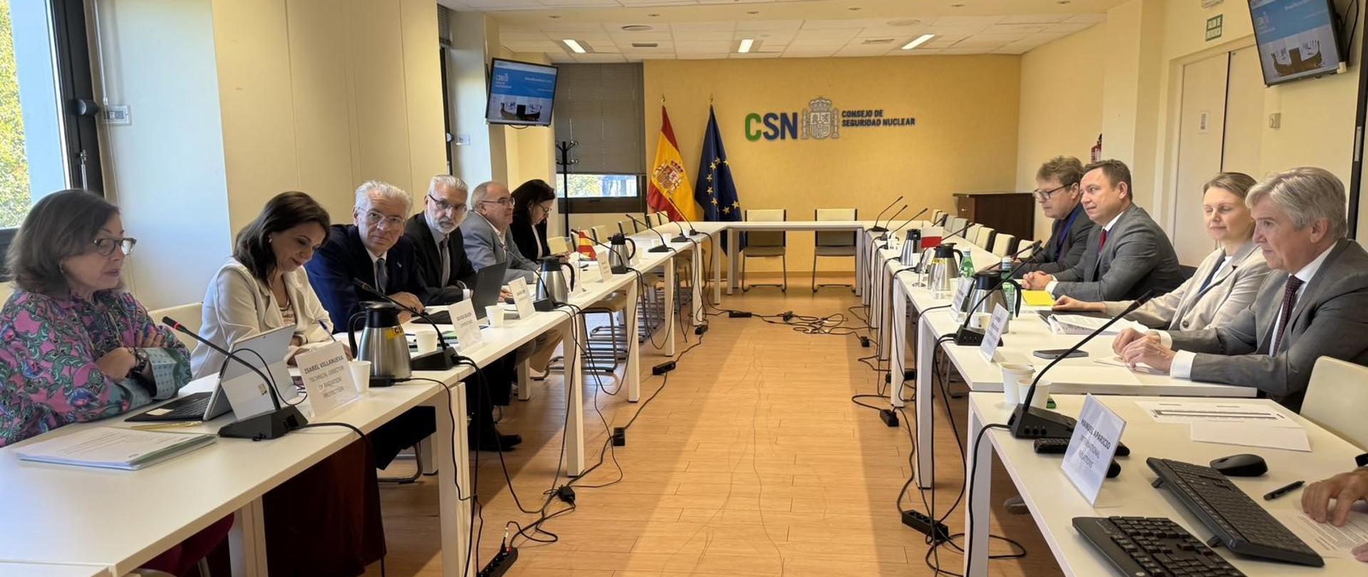 Na zdjęciu widoczne są delegacje PAA i hiszpańskiego dozoru jądrowego podczas rozmów.