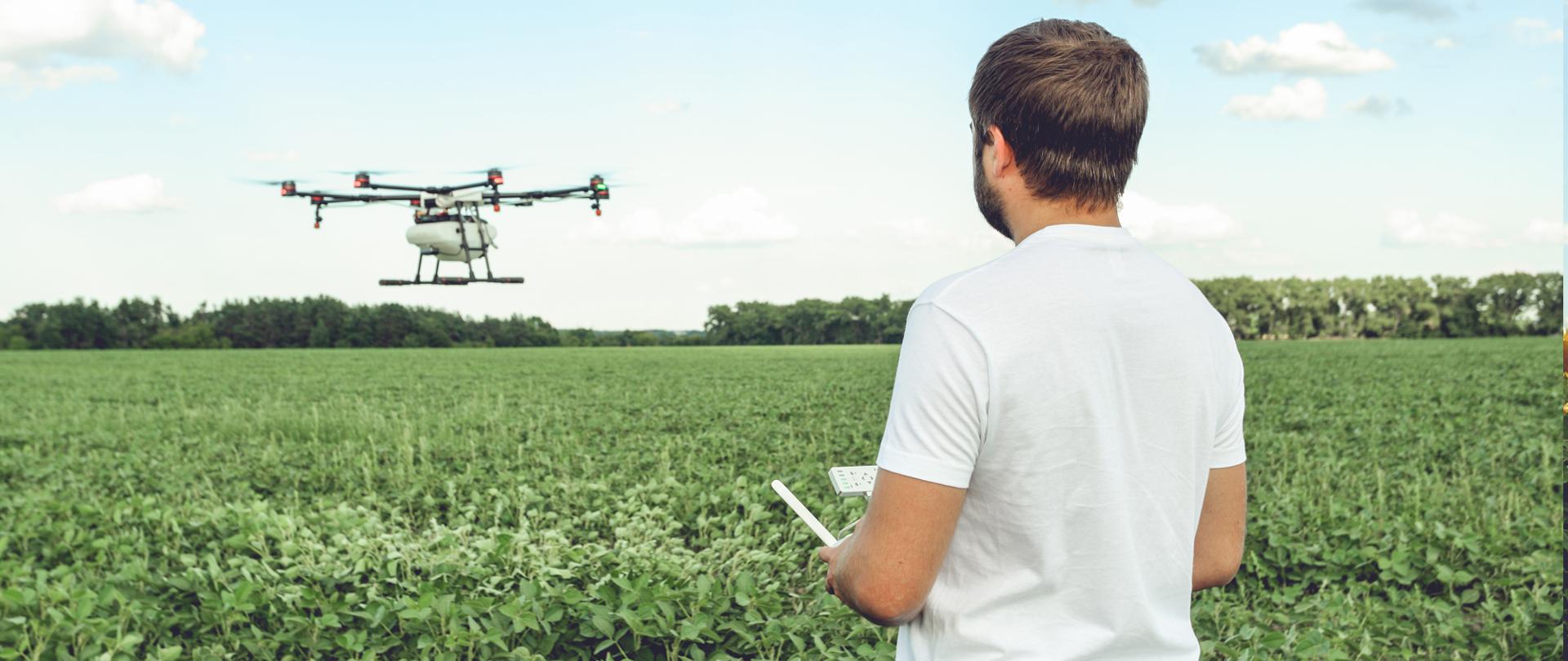 młody_rolnik_dron