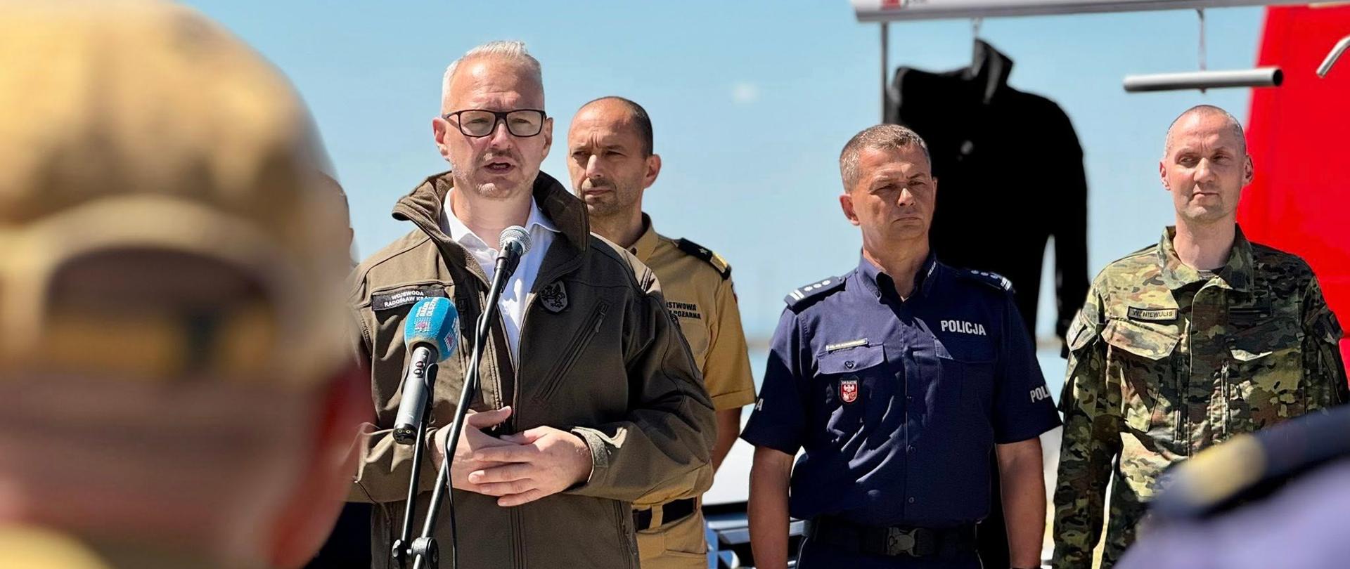 Radosław Król Wojewoda Warmińsko-Mazurski, nadbryg. mgr inż. Michał Kamieniecki Warmińsko-Mazurski Komendant Wojewódzki PSP oraz insp. Mirosław Elszkowski Komendant Wojewódzki Policji w Olsztynie. 