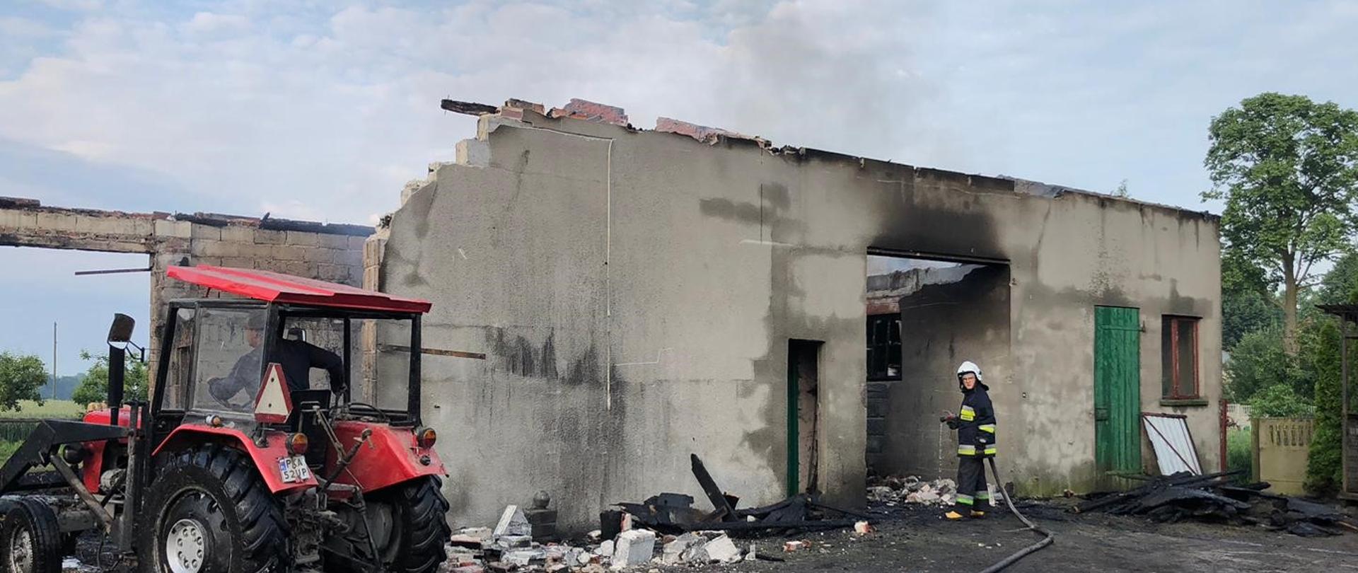 Zdjęcie w ciągu dnia. Widać działania podczas pożaru stodoły.