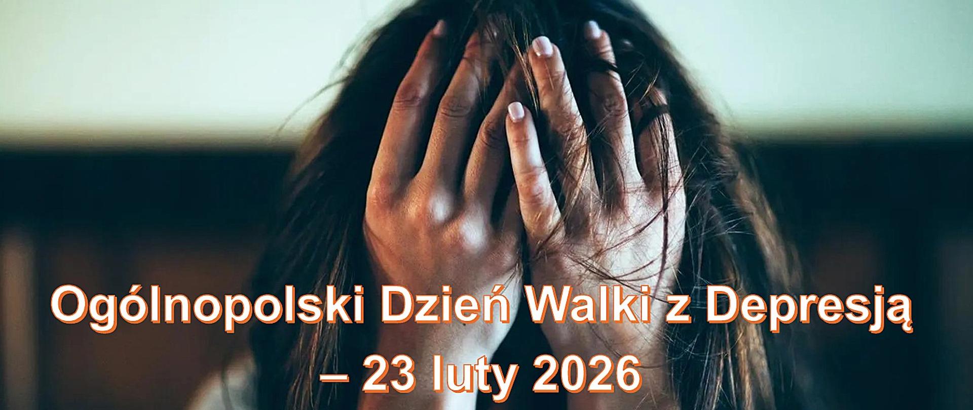 osoba zakrywająca twarz dłońmi