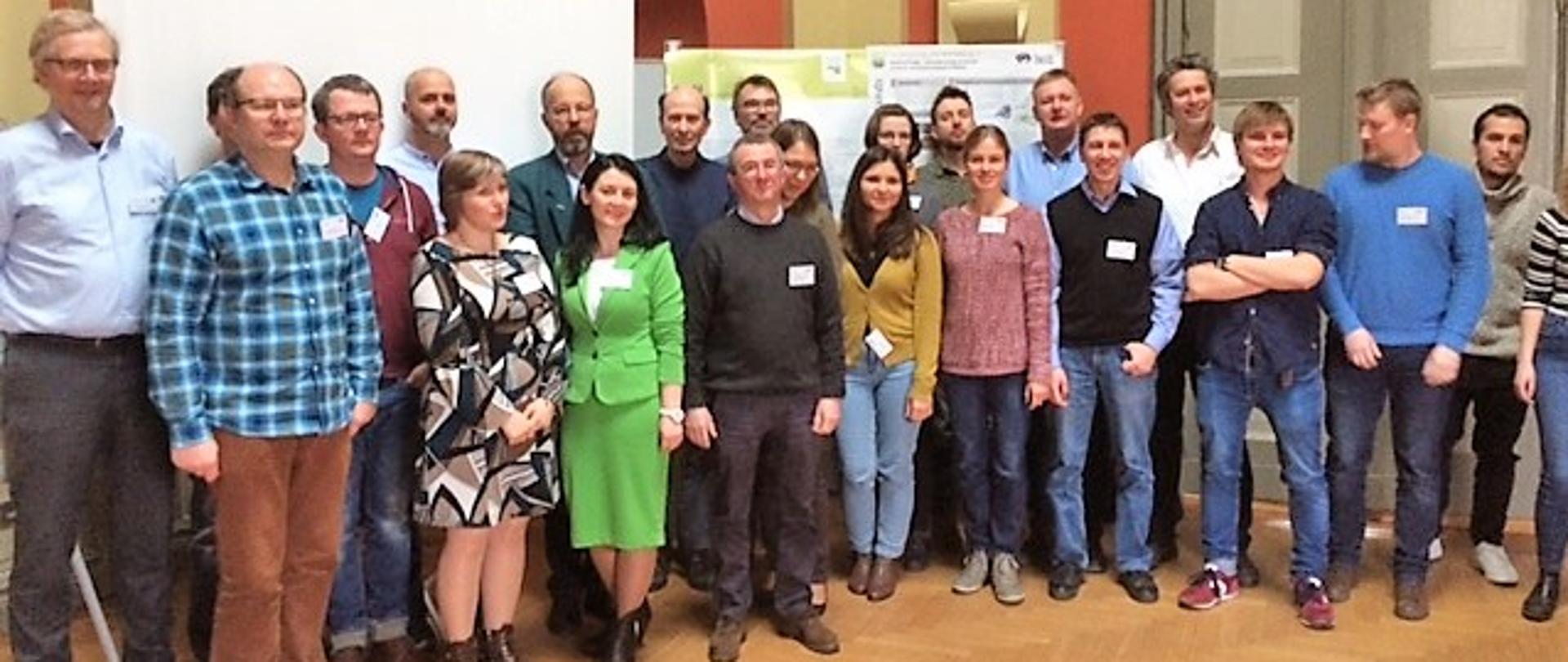 Uczestnicy spotkania pozują do wspólnego zdjęcia