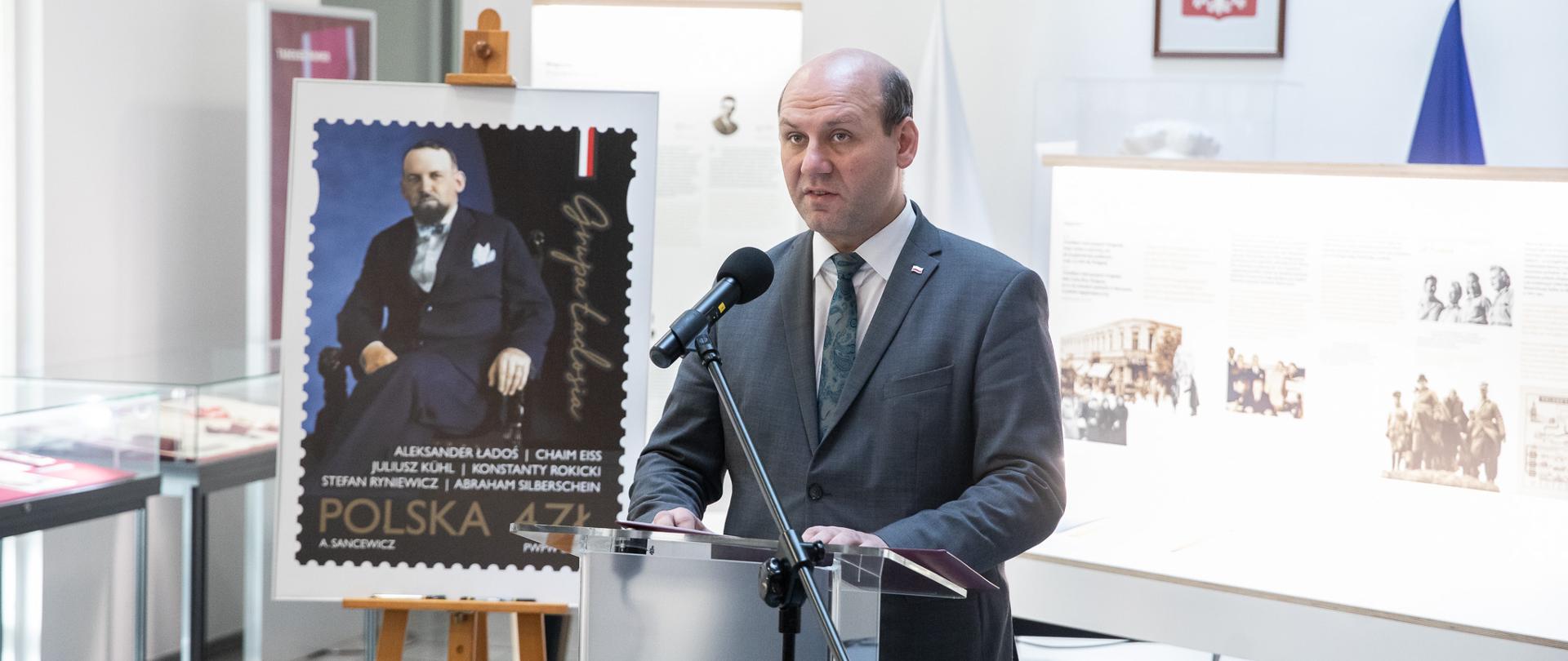 Wiceminister Szymon Szynkowski vel Sęk zaprezentował folder filatelistyczny poświęcony działaniom tzw. Grupy Ładosia