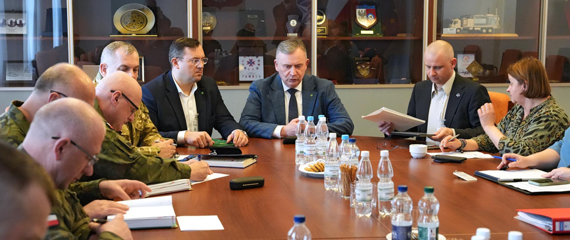 Spotkanie w MON z dowódcami służb mundurowych (fot. MRIRW)