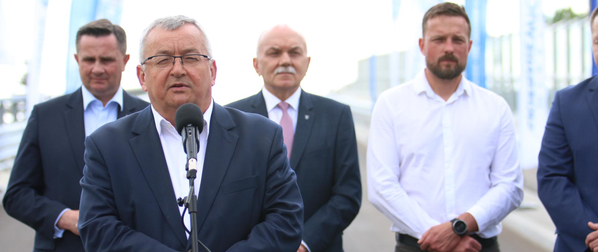 Minister infrastruktury Andrzej Adamczyk na otwarciu wiaduktu drogowego nad torami w Skierniewicach