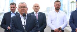 Minister infrastruktury Andrzej Adamczyk wypowiada się na otwarciu wiaduktu drogowego nad torami w Skierniewicach