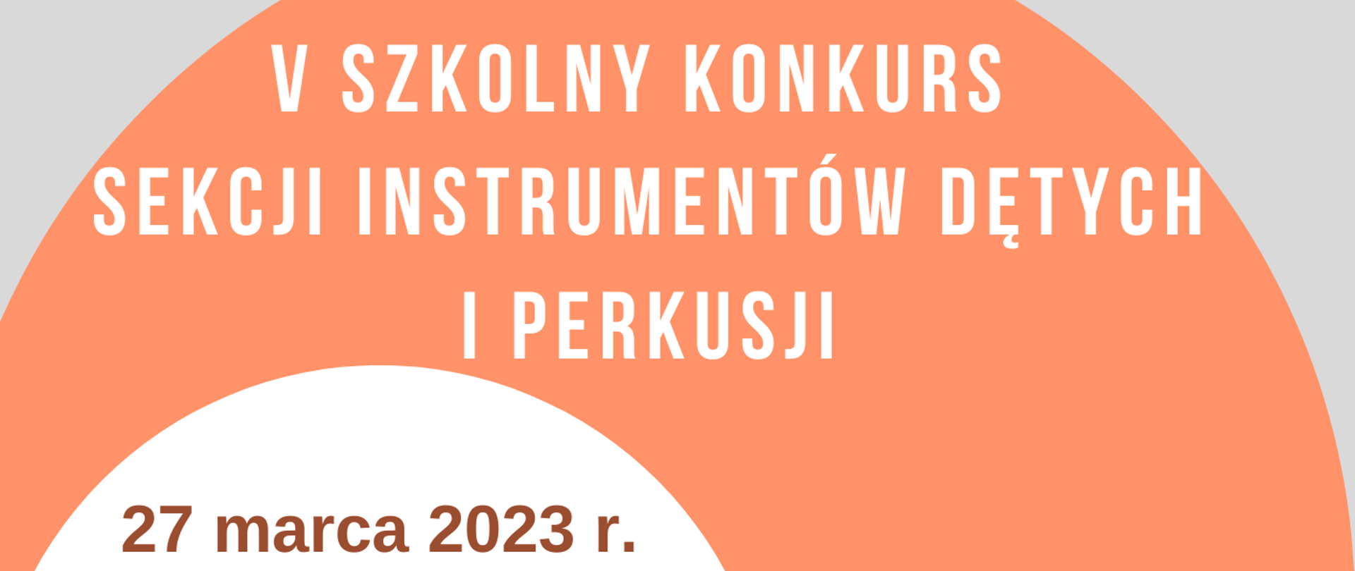 Plakat konkursu. Na szarym tle po środku duże pomarańczowe koło, a w nim małe białe koło. Na górze plakatu logo szkoły i napis Państwowa Szkoła Muzyczna I i II stopnia im. F. Chopina w Sochaczewie. W pomarańczowym kole biały napis V szkolny konkurs sekcji instrumentów dętych i perkusji. Na tle białego koła data i miejsce konkursu: 27 marca 2023 r., sala koncertowa, godz. 10.00-18.00. Na dole plakatu z prawej strony czarna grafika saksofonisty grającego. Z czary instrumentu wylatują czarne nuty