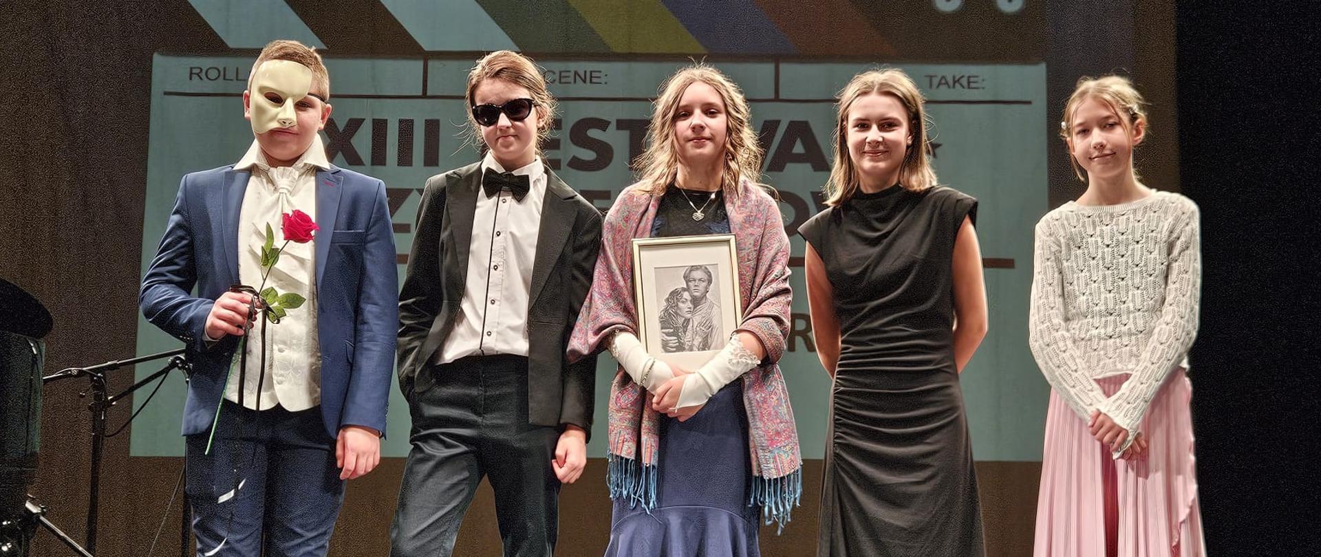 na scenie uczestnicy festiwalu 