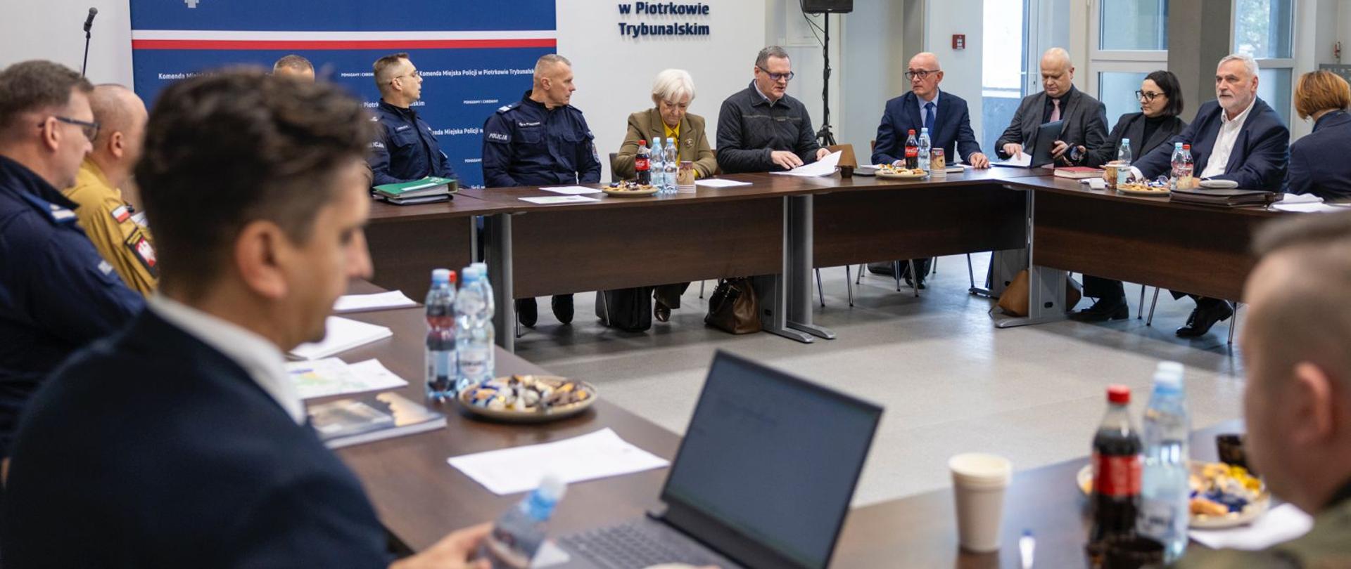 Pod przewodnictwem wojewody łódzkiego Doroty Ryl w Piotrkowie Trybunalskim zebrał się sztab kryzysowy z udziałem władz samorządowych, służb, straży oraz inspekcji. 