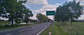 na zdjęciu widać drogę jednojezdniową, w tle tablica z nazwą miejscowości Oława 