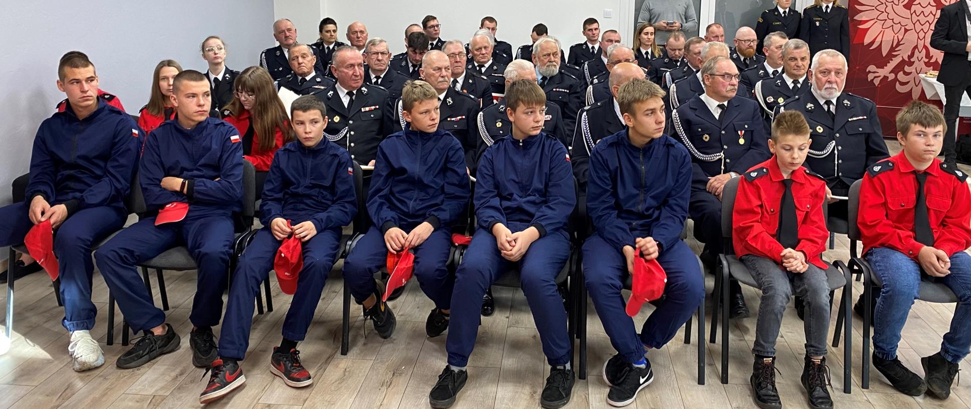 Uczestnicy uroczystości wręczenia świadczeń ratowniczych i promes dla MDP