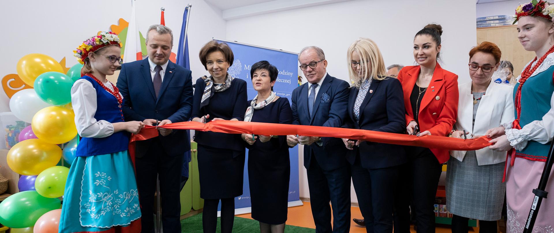 6 osób stojących przed mikrofonami