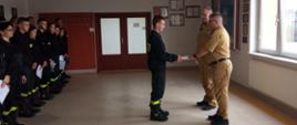 Zdjęcie przedstawia wręczenie zaświadczeń ukończenia „Szkolenia podstawowego strażaków ratowników Ochotniczych Straży Pożarnych”