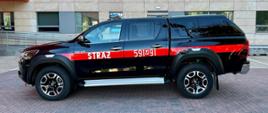 Komenda Powiatowa Państwowej Straży Pożarnej w Przasnyszu wzbogaciła się o nowy samochód rozpoznawczo- ratowniczy marki Toyota Hilux.
Samochód ten posiada nadwozie typu „pick-up”, skrzynię ładunkową i napęd 4x4, który umożliwi szybkie dotarcie ratowników na miejsce akcji w celu przeprowadzenia rozpoznania oraz właściwego przekazania informacji dotyczących niezbędnych sił i środków. Auto pozwala na sprawne przemieszczanie się po obszarze objętym działaniem ratowniczym zarówno po drogach asfaltowych, jak i w terenie. Zamontowany hak sprawdzi się przy ciągnięciu przyczepy z łodzią lub sprzętem specjalistycznym.
Nowo zakupiona Toyota zastąpi dotychczas użytkowany w KP PSP w Przasnyszu samochód marki Nissan Navara z 2007r.
Zakup został sfinansowany ze środków ze środków:
 powiatu przasnyskiego,
 Narodowego Funduszu Ochrony Środowiska i Gospodarki Wodnej,
 Wojewódzkiego Funduszu Ochrony Środowiska i Gospodarki Wodnej
 Funduszu Ubezpieczeń będącego w dyspozycji Komendanta Głównego PSP.
