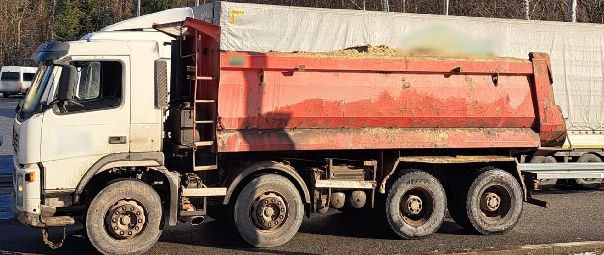 Wywrotka przewożąca za dużo piachu niezakrytego plandeką zatrzymana do kontroli przez patrol mazowieckiej Inspekcji Transportu Drogowego.