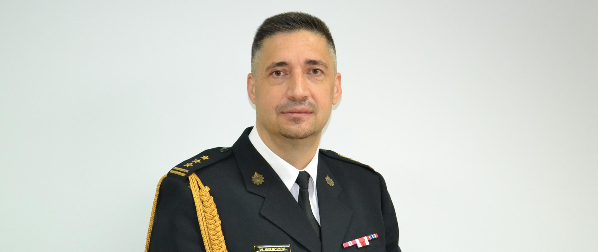 Zdjęcie portretowe w mundurze galowym starszy brygadier Witold Wiercioch Komendant Powiatowy Państwowej Straży Pożarnej w Ropczycach