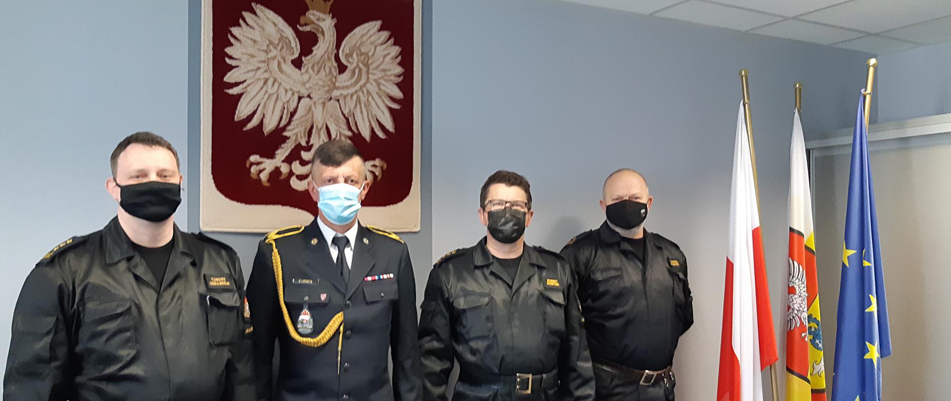 Zdjęcie wspólne, od lewej Zastępca Komendanta Miejskiego PSP w Białymstoku st. bryg. dr inż. Tomasz Gierasiumiuk, st. ogn. Andrzej Lichota, Zastępca Komendanta Wojewódzkiego PSP st. bryg. mgr inż. Robert Tadeusz Dzierżek, Dowódca Jednostki Ratowniczo-Gaśniczej Nr 5 w Białymstoku mł. bryg. Andrzej Zalewski.