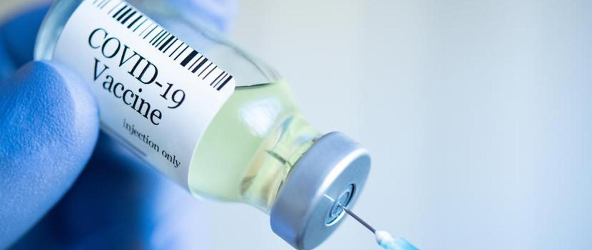 Szczepionka na Covid-19 pobierana do strzykawki