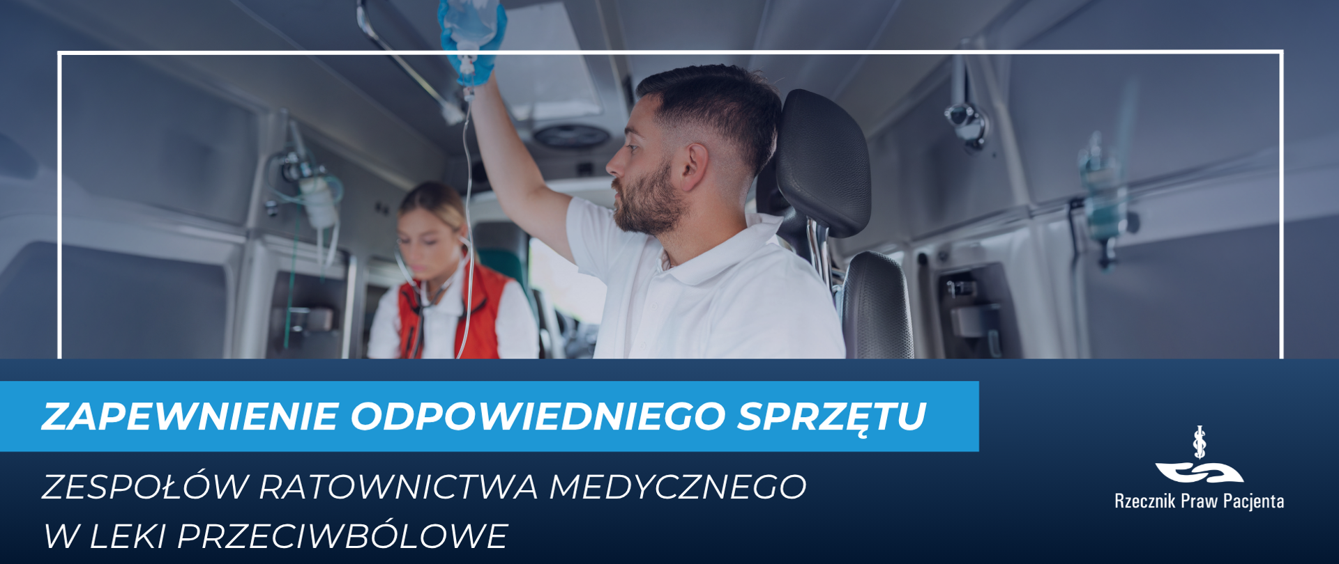 Ratownik w karetce trzyma aparaturę,