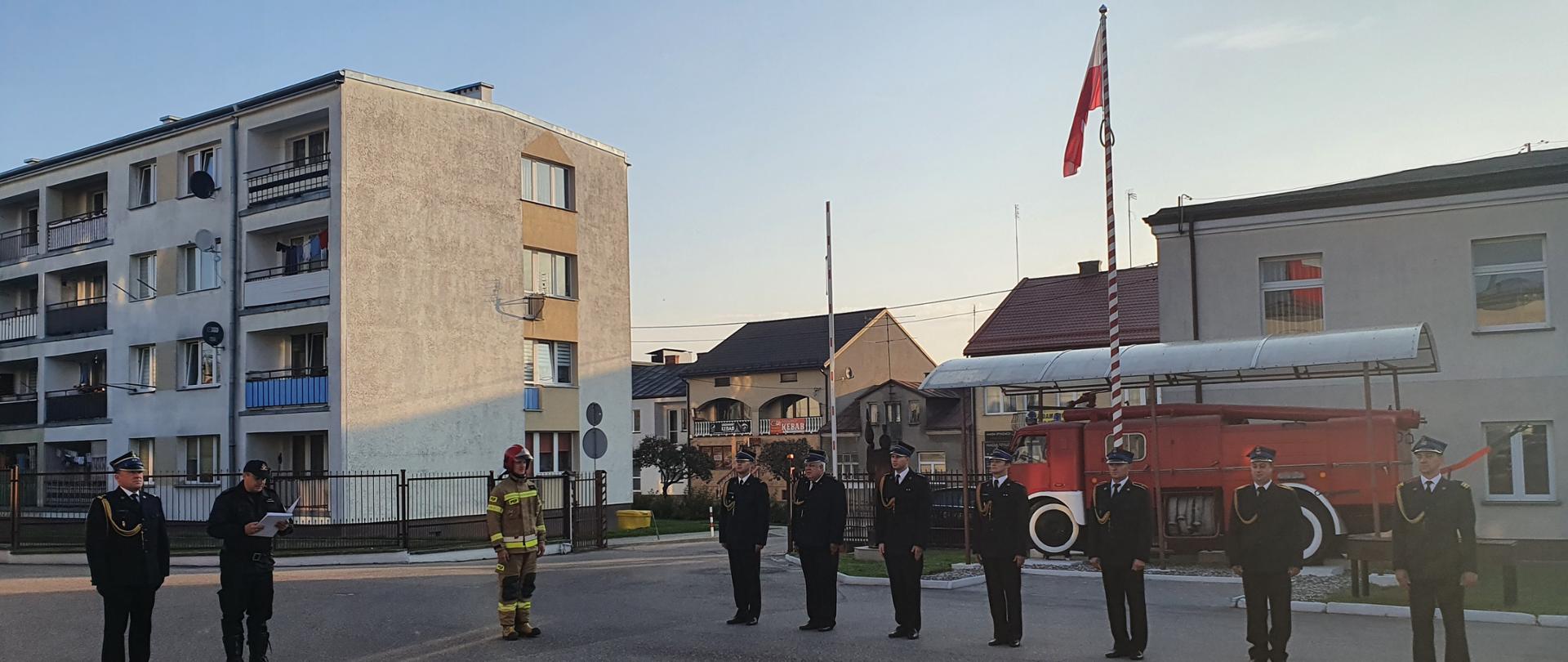 Funkcjonariusz odczytuje wyciąg z rozkazu podczas uroczystej zbiórki.