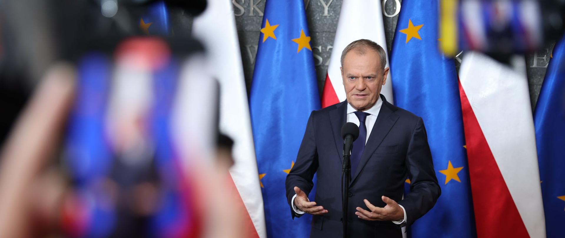 premier donald tusk podczas konferencji prasowej