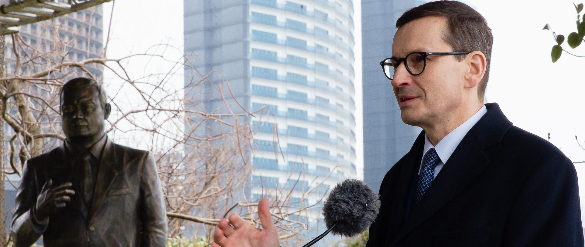 Premier Mateusz Morawiecki podczas wypowiedzi w trakcie uroczystości odsłonięcia pomnika świętej pamięci Prezydenta RP Lecha Kaczyńskiego w Batumi.