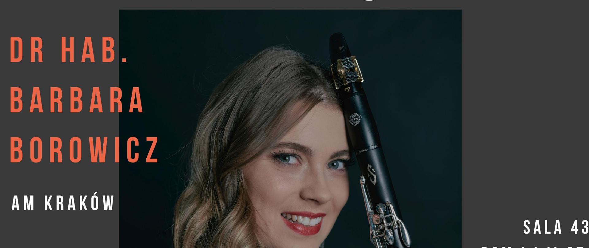 Plakat promujący warsztaty klarnetowe z dr hab. Barbarą Borowicz (AM Kraków), które odbędą się 14.04.2026, utrzymany jest w eleganckiej, grafitowej kolorystyce. W jego centralnej części znajduje się fotografia artystki – uchwyconej w lekkim półprofilu, z klarnetem opartym o czoło. Dr hab. Barbara Borowicz promiennie się uśmiecha, a jej długie, lekko falowane włosy swobodnie opadają na ramiona. Ubrana jest w czarny, subtelnie połyskujący sweter. Dolna część plakatu zawiera informację o towarzyszącej wydarzeniu wystawie instrumentów firmy Henri Selmer Paris, która odbędzie się w bibliotece szkoły. Całość dopełniają rozmieszczone wokół treści informacyjne w kolorach białym i ceglastym.