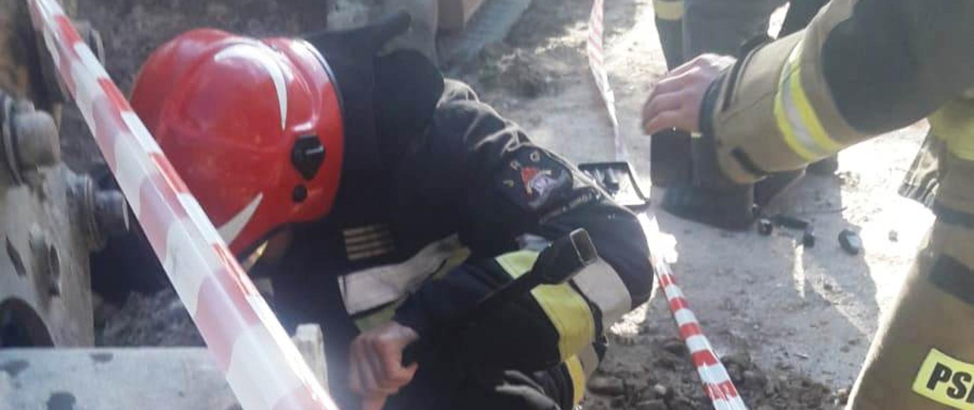 Strażacy prowadzą działania przy zaworze hydrantu