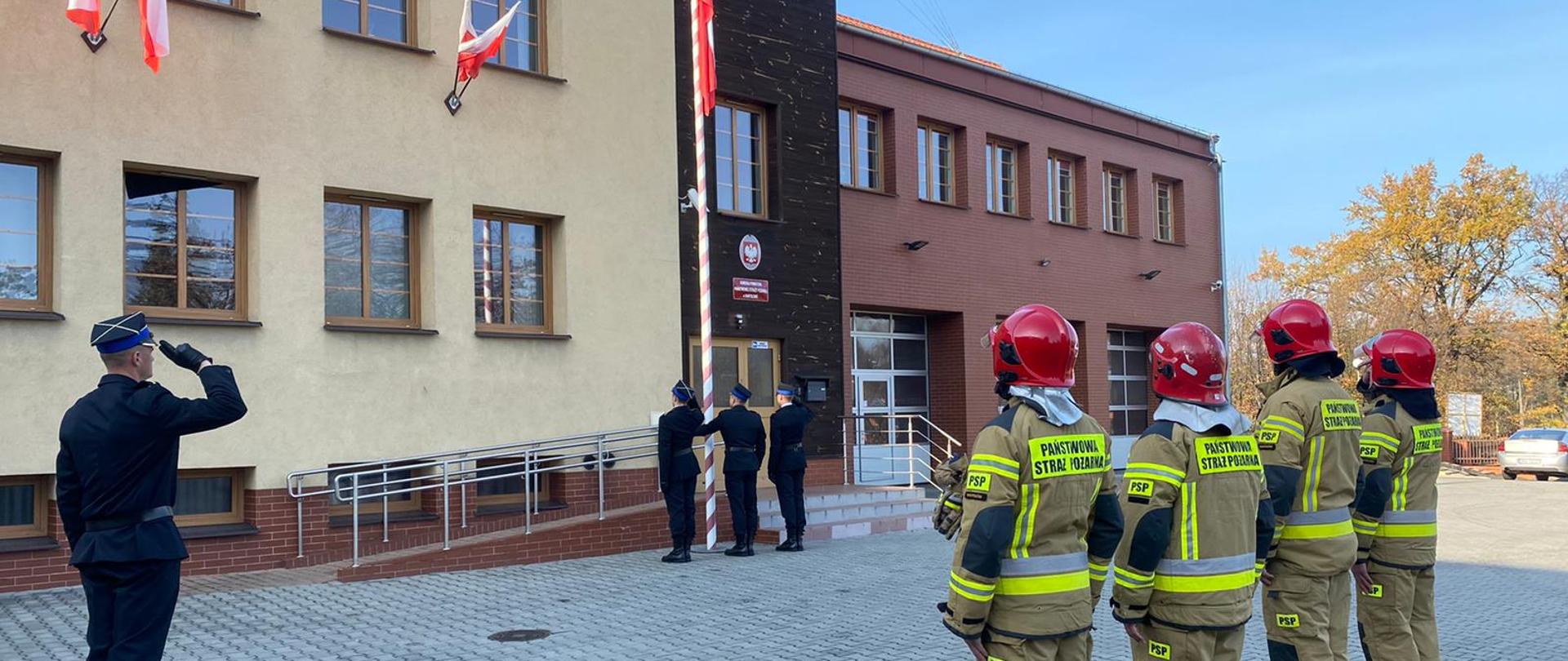 Uroczyste podniesienie flagi państwowej.