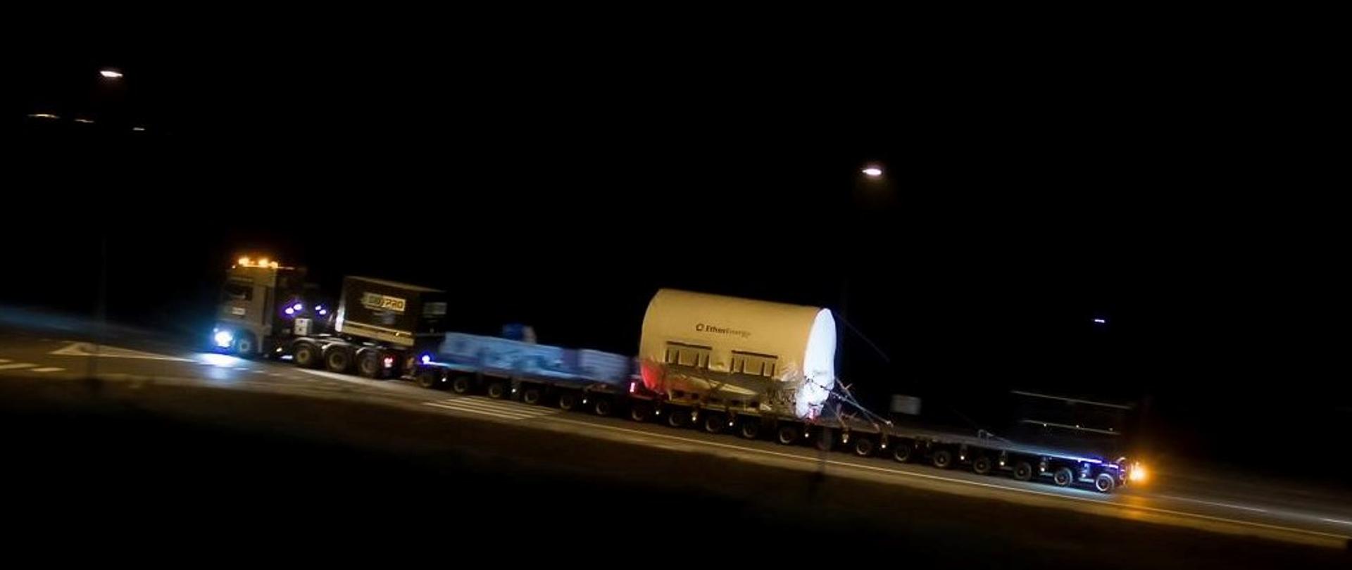 Transport na lawecie stojanów generatorów 