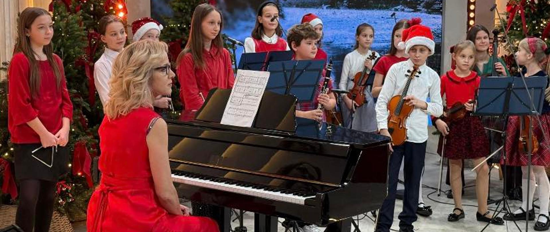 Świąteczny zespół kameralny, pracujący pod kierunkiem Pani Anny Szot, wystąpił w programie „Pytanie na śniadanie” na antenie Telewizji Polskiej (TVP)! Widzowie mogli usłyszeć w ich wykonaniu znane i lubiane „We Wish You a Merry Christmas”.