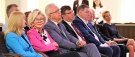 wiceminister Marzena Machałek siedzi i słucha prelegentów w czasie konferencji