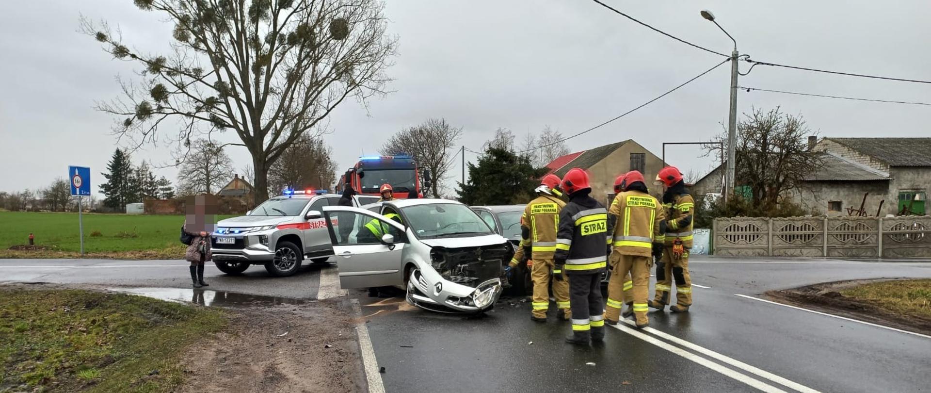 Na zdjęciu widać rozbite pojazdy oraz strażaków 
