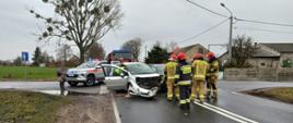 Na zdjęciu widać rozbite pojazdy oraz strażaków 