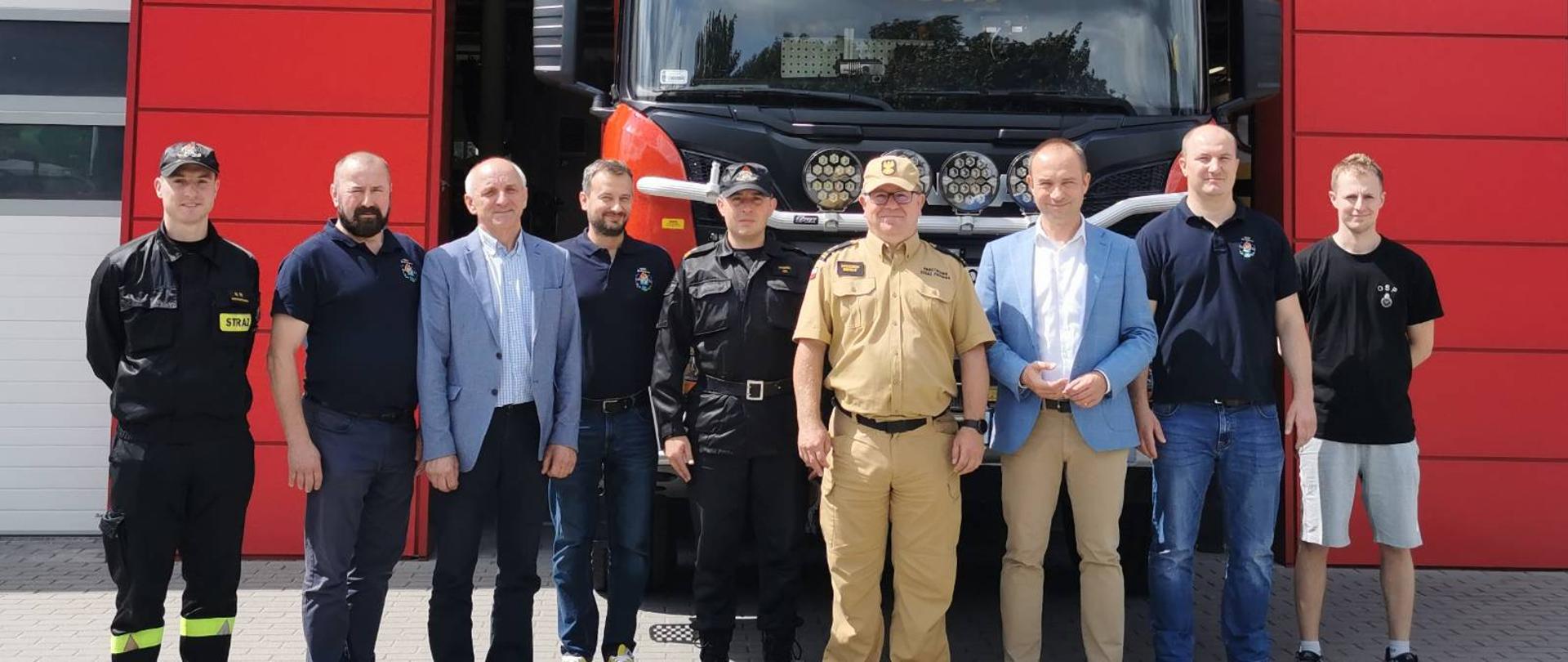 Zastępca Pomorskiego Komendanta Wojewódzkiego PSP w Gdańsku bryg. Wojciech Berent - koordynator ds. współpracy Państwowej Straży Pożarnej i Ochotniczych Straży Pożarnych woj. pomorskiego wraz ze strażakami OSP Żukowo