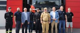 Zastępca Pomorskiego Komendanta Wojewódzkiego PSP w Gdańsku bryg. Wojciech Berent - koordynator ds. współpracy Państwowej Straży Pożarnej i Ochotniczych Straży Pożarnych woj. pomorskiego wraz ze strażakami OSP Żukowo