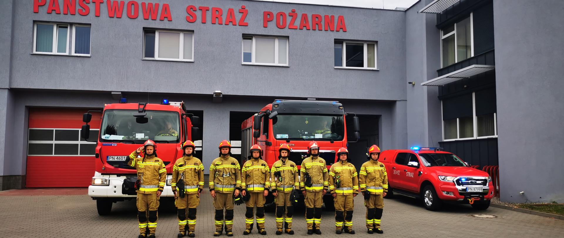Na zdjęciu widać strażaków i samochody strażackie przed budynkiem jednostki podczas uroczystego apelu z okazji rocznicy Powstania Warszawskiego