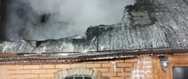 Fragment dachu i ścian budynku gospodarczego w którym powstał pożar.