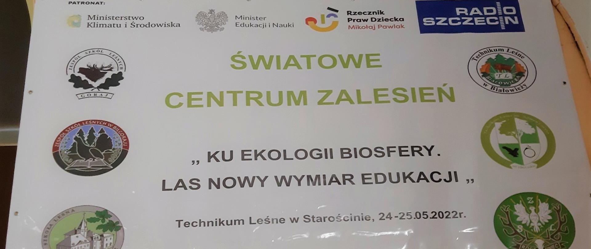 Biały plakat z zielonym napisem Światowe Centrum Zalesień pod spodem „Ku Ekologii Biosfery. Las Nowy Wymiar Edukacji”, Technikum Leśne w Starościnie 24-25 maja 2022