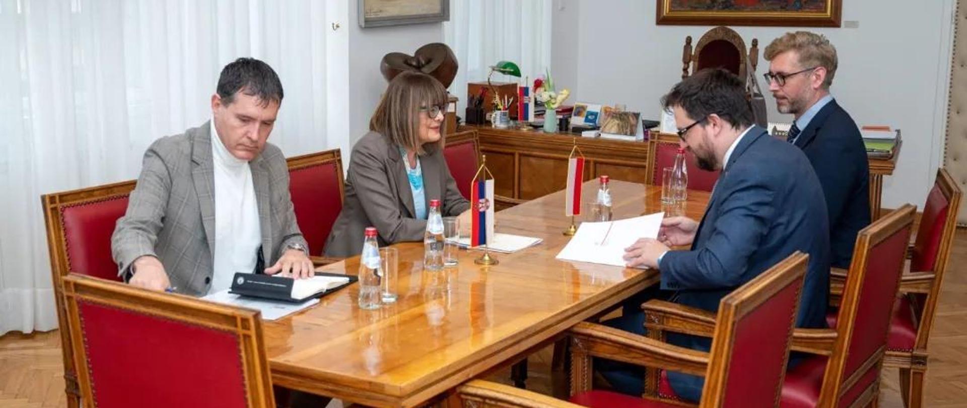 Głównym przedmiotem rozmowy Ambasadora RP oraz dyrektora Instytutu Polskiego w Belgradzie
z serbską minister było formalne przekazanie gospodarzom zaproszenia dla Serbii do udziału
w Międzynarodowych Targach Książki w Warszawie 