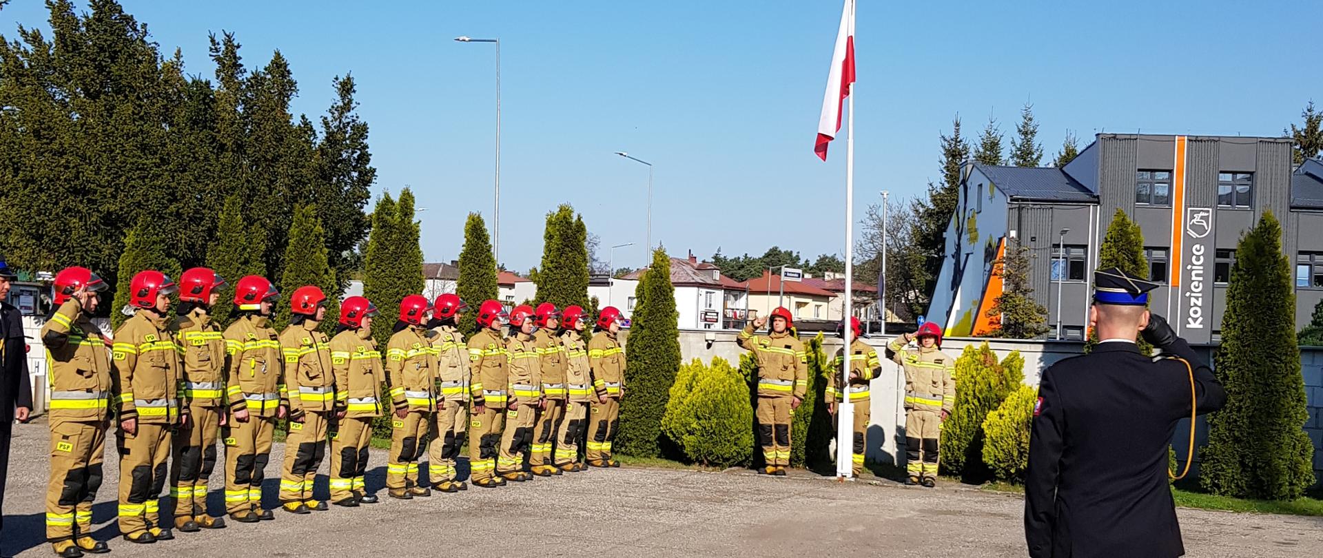 strażacy podczas Uroczystego podniesienia flagi w Komendzie Powiatowej PSP w Kozienicach