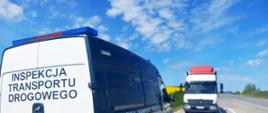 Kontrola inspektorów pomorskiej Inspekcji Transportu Drogowego. Na pierwszym planie inspekcyjny furgon, na drugim planie kontrolowany pojazd. W tle droga.